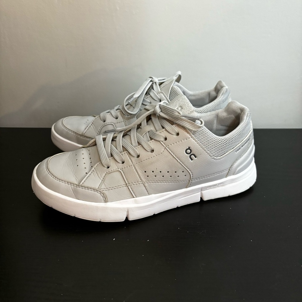 On Running The Roger Clubhouse Sneaker in Glacier/White. Size US 8. Grey. Used.